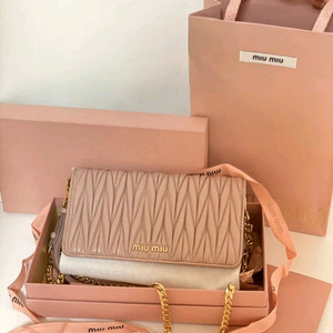 미우미우 마테라쎄 woc핑크 팝니다