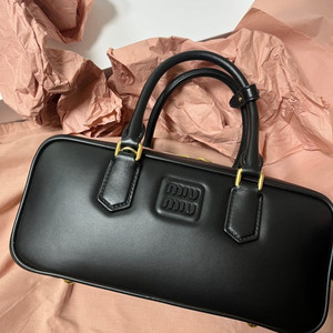 미우미우 아르카디 가죽백 블랙 라지