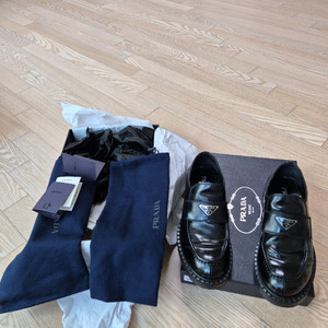 프라다 초콜릿 브러시드 가죽 로퍼 판매합니다.