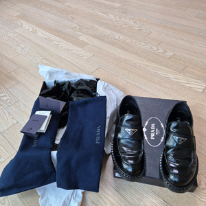 프라다 초콜릿 브러시드 가죽 로퍼 판매합니다.