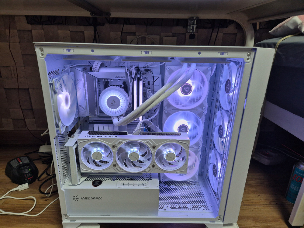 RTX 5070 그래픽카드 화이트--1