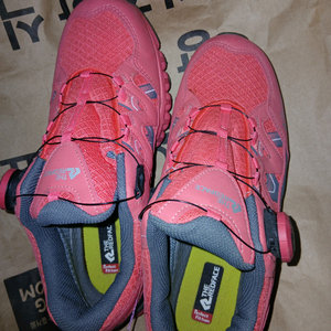 여성용 트레일 러닝화.245mm