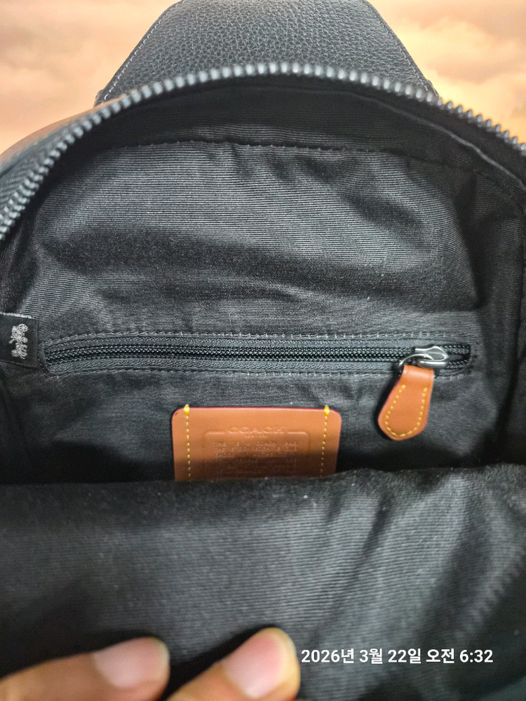 코치 에단 팩 페블 레더 슬링 백 개봉신품--1