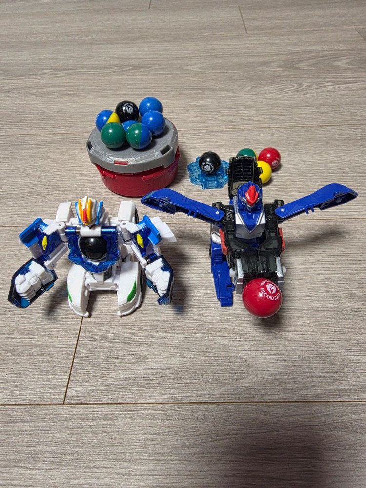 메카드볼-아칸,블리츠 등 2종+볼피커+볼13개+캐릭터스토퍼 1개 이미지