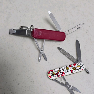 빅토리녹스 미니툴 과 헹켈 손톱깎이 미니툴 이미지