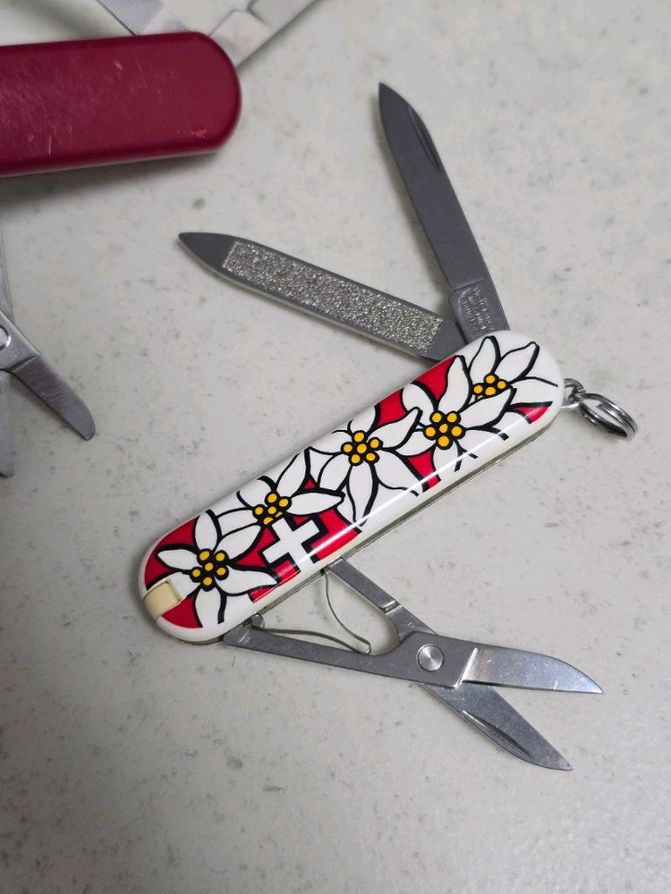 빅토리녹스 미니툴 과 헹켈 손톱깎이 미니툴 이미지