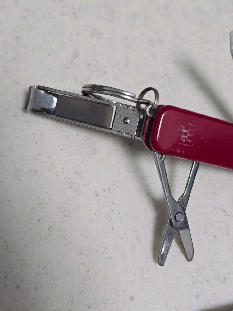 빅토리녹스 미니툴 과 헹켈 손톱깎이 미니툴 이미지