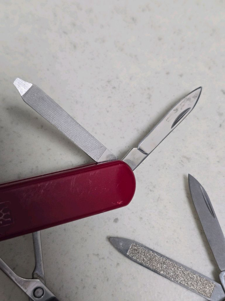 빅토리녹스 미니툴 과 헹켈 손톱깎이 미니툴 이미지