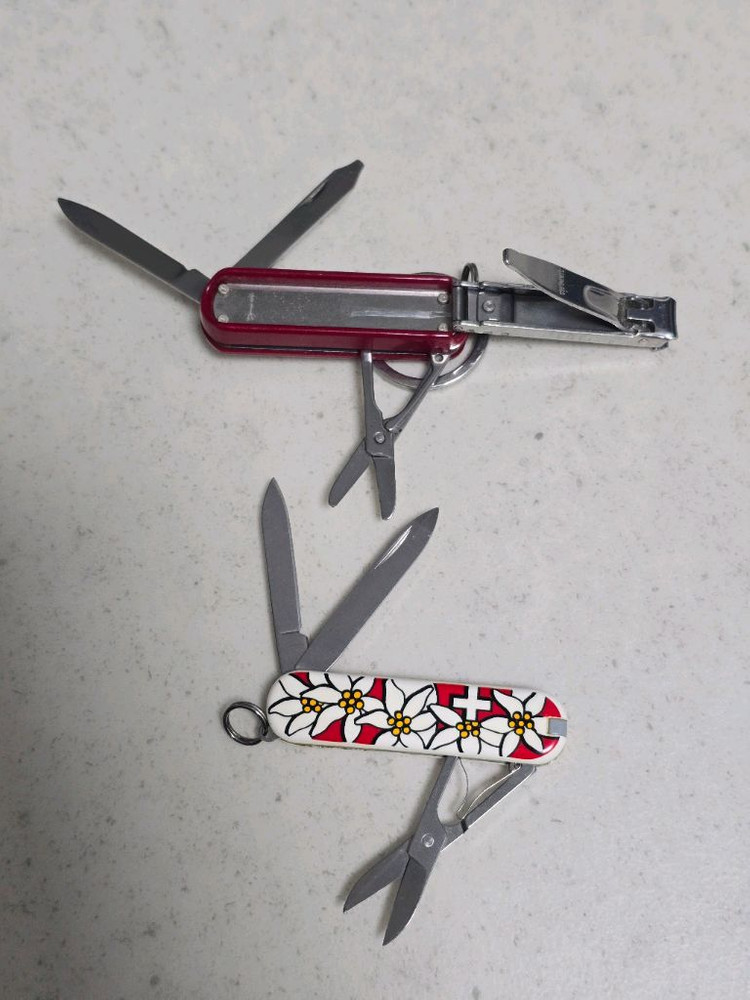 빅토리녹스 미니툴 과 헹켈 손톱깎이 미니툴 이미지