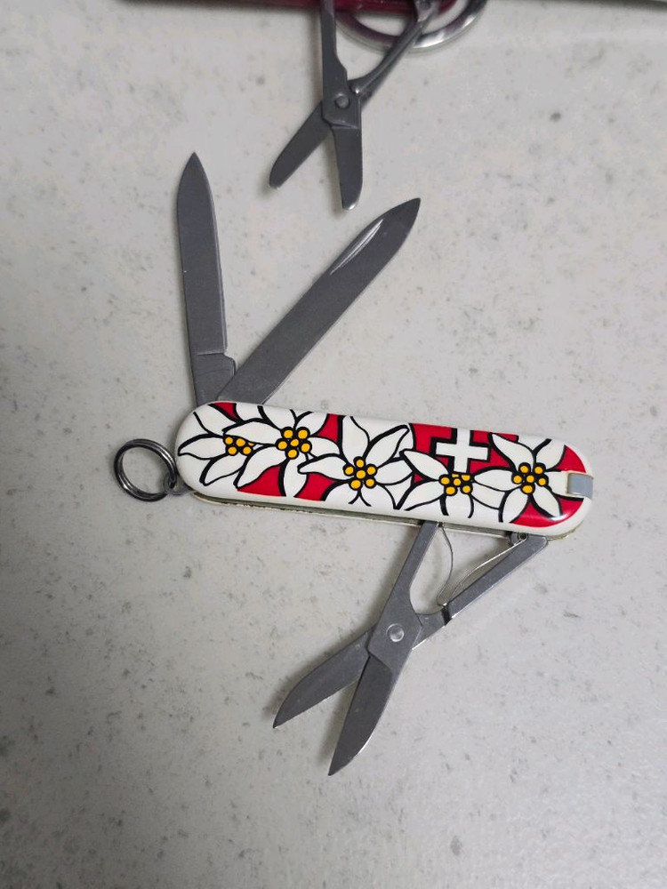 빅토리녹스 미니툴 과 헹켈 손톱깎이 미니툴 이미지