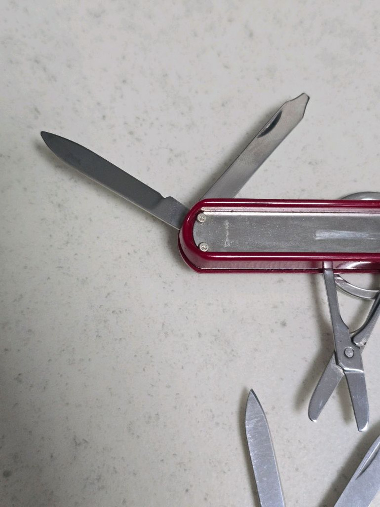 빅토리녹스 미니툴 과 헹켈 손톱깎이 미니툴 이미지