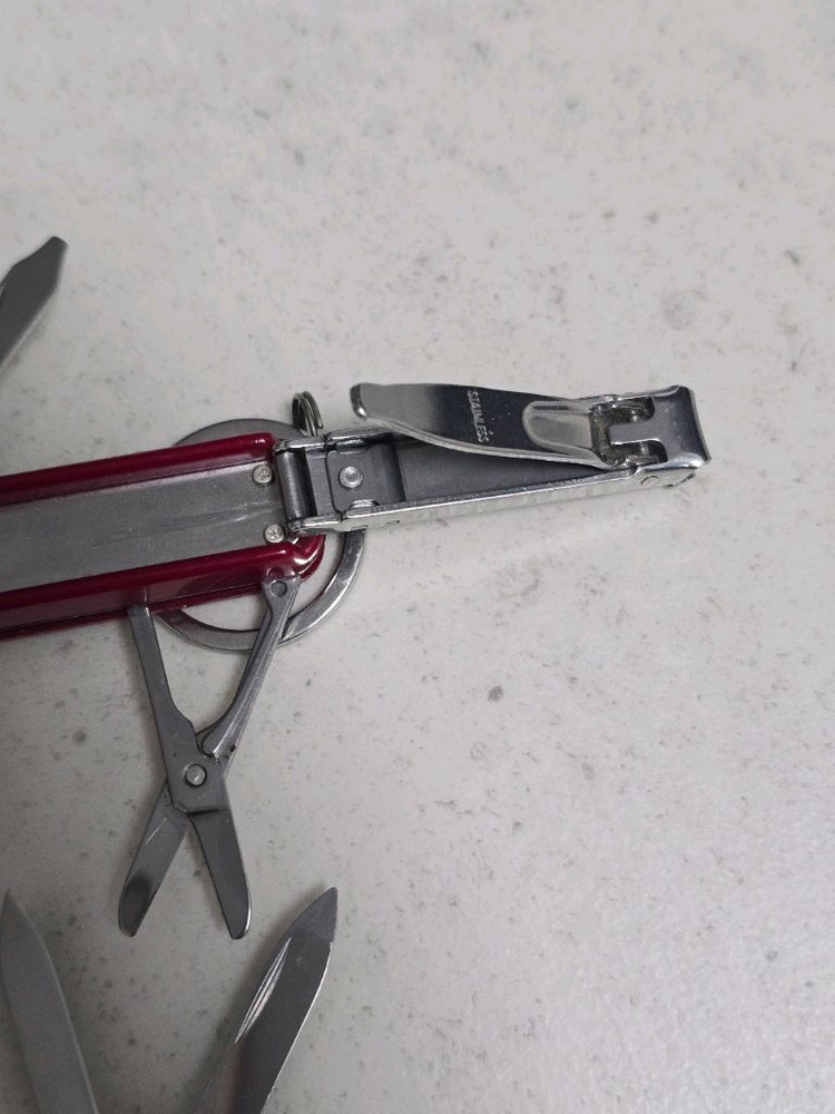 빅토리녹스 미니툴 과 헹켈 손톱깎이 미니툴 이미지