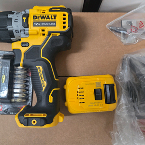 디워트 전동공구 dcd706n 본체 충전기 정품베터리 팝니다.