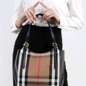 버버리 캔터비 숄더백 토트백 정품S급(감정O)구찌프라다루이비통디올고야드샤넬셀린느보테가생로랑발렌시아가가방 이미지