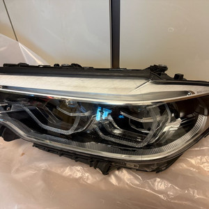 BMW G30 540i 헤드라이트 (운전석) 어댑티브 LED 이미지