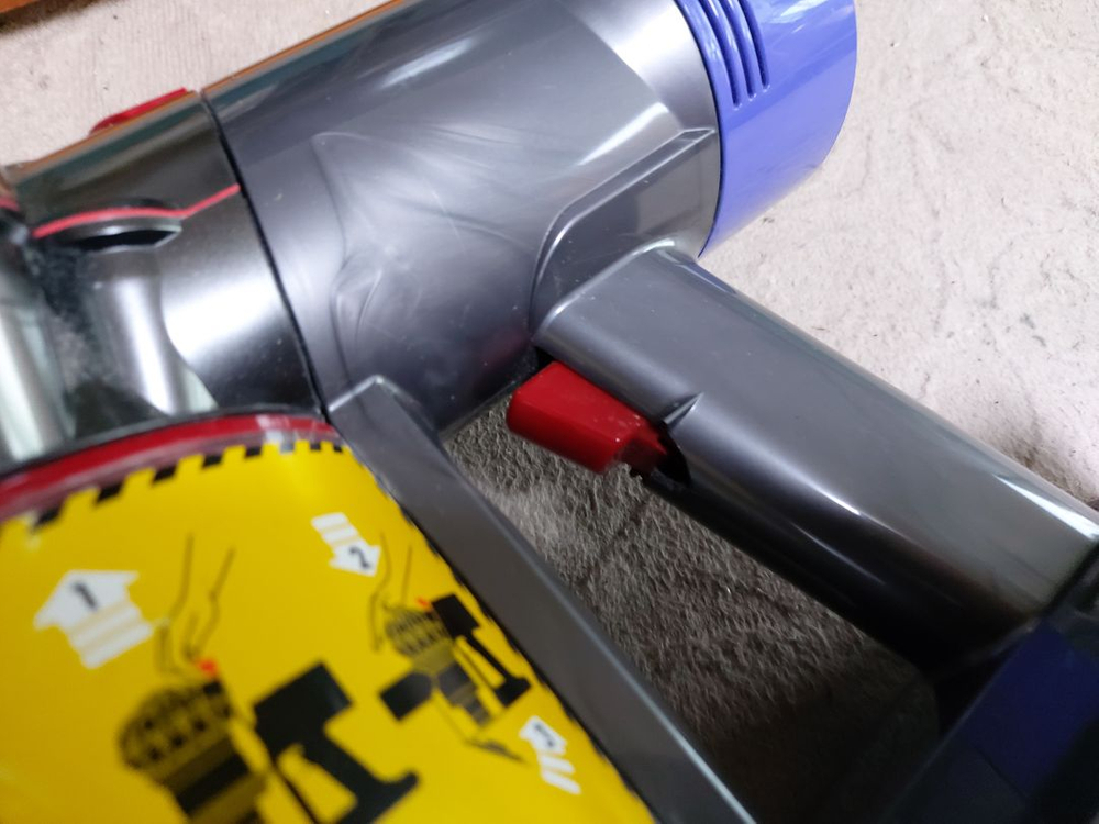다이슨 V8 무선 청소기 파손품 부품용으로 처분 이미지