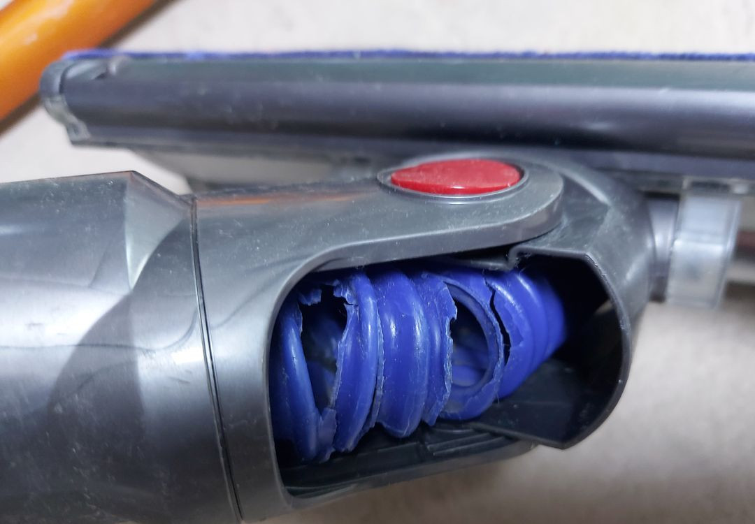 다이슨 V8 무선 청소기 파손품 부품용으로 처분 이미지