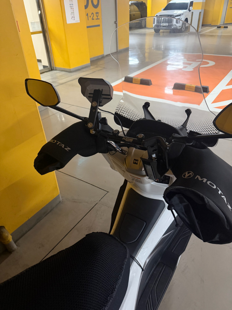 25년식 UHR125 팝니다 1000km 이하--2