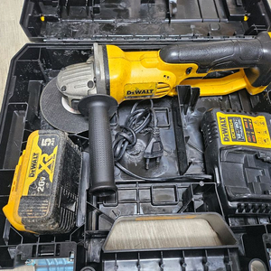 디월트 충전 5인치 충전 앵글 그라인더 세트 이미지