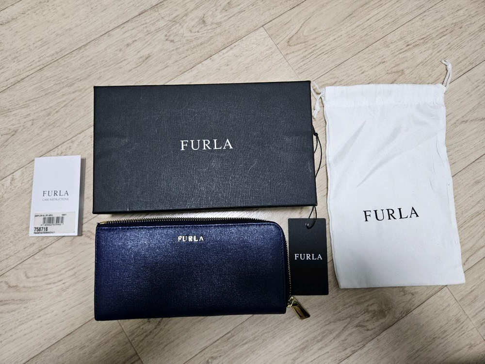 FURLA 풀라 네이비 장지갑 이미지