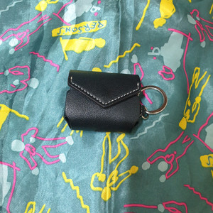 에어팟 4세대 노캔본체 +가죽케이스 (직거래 7,0)