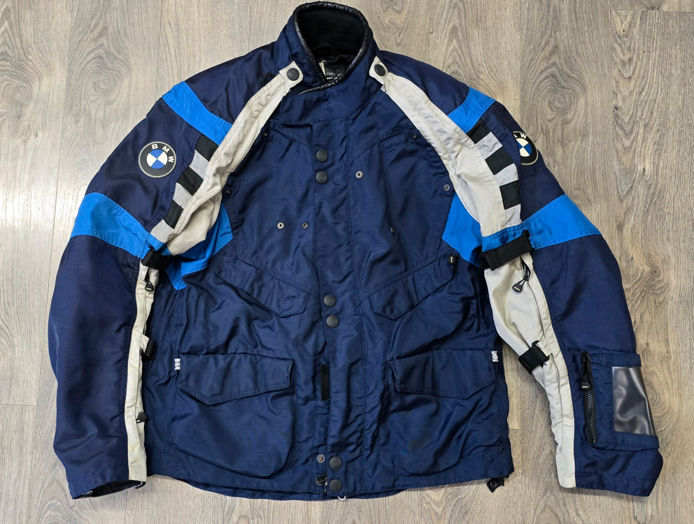BMW 정품 랠리복 상의 56 / 하의 54 판매합니다--1