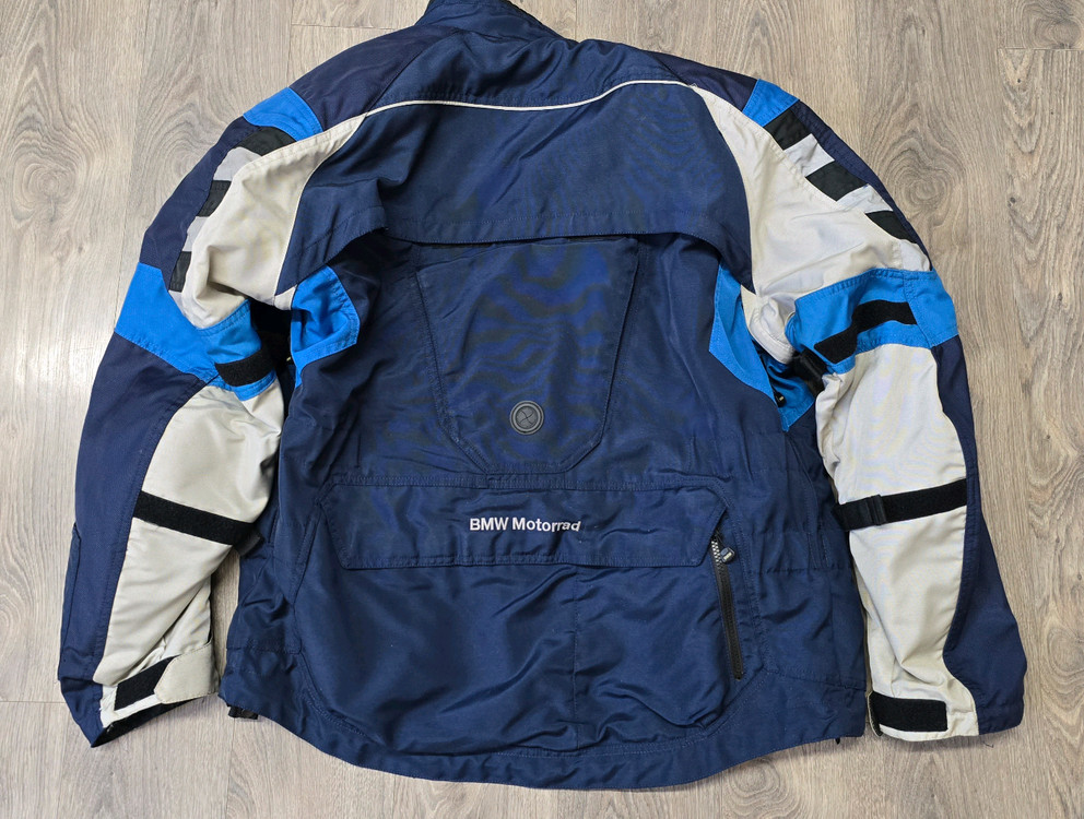 BMW 정품 랠리복 상의 56 / 하의 54 판매합니다--2