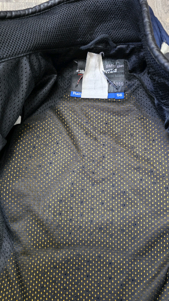 BMW 정품 랠리복 상의 56 / 하의 54 판매합니다--4