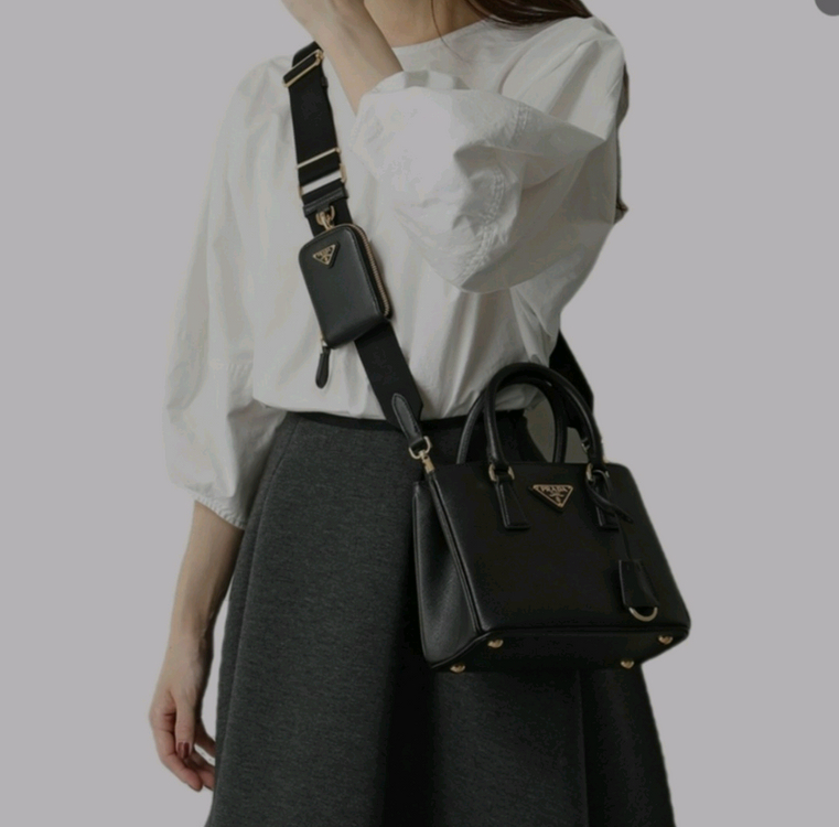 프라다 갤러리아 스몰크로스백숄더백사피아노럭스미니테수토호보버킷복조리 구찌루이비통발렌시아가디올셀린느샤넬가방생로랑에르메스 이미지