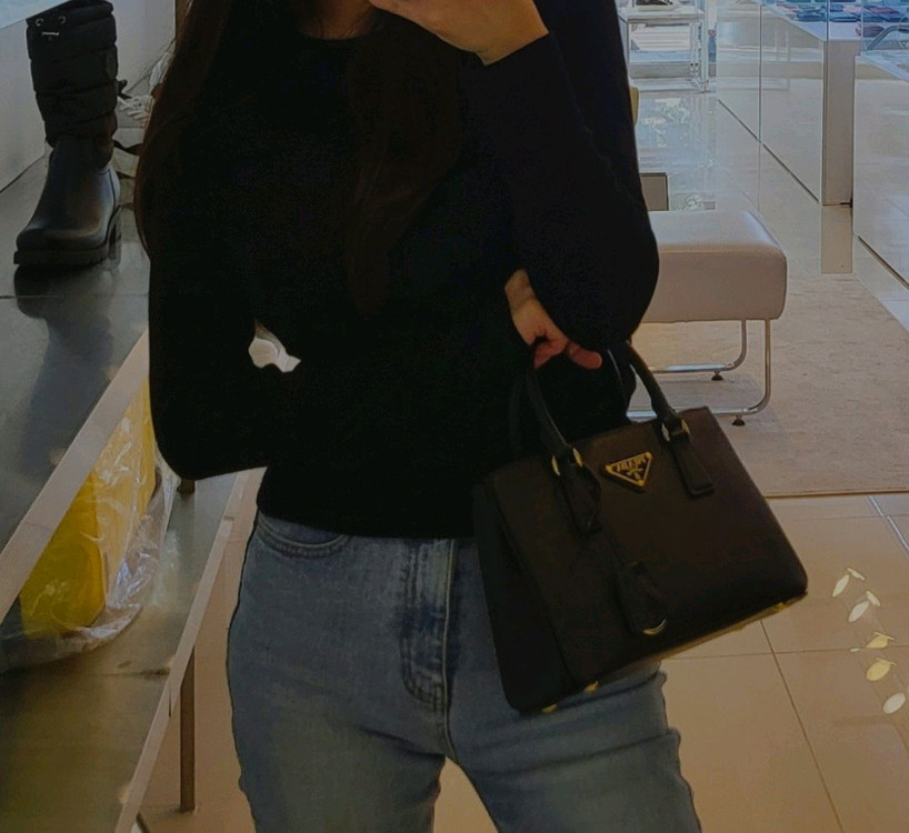 프라다 갤러리아 스몰크로스백숄더백사피아노럭스미니테수토호보버킷복조리 구찌루이비통발렌시아가디올셀린느샤넬가방생로랑에르메스 이미지