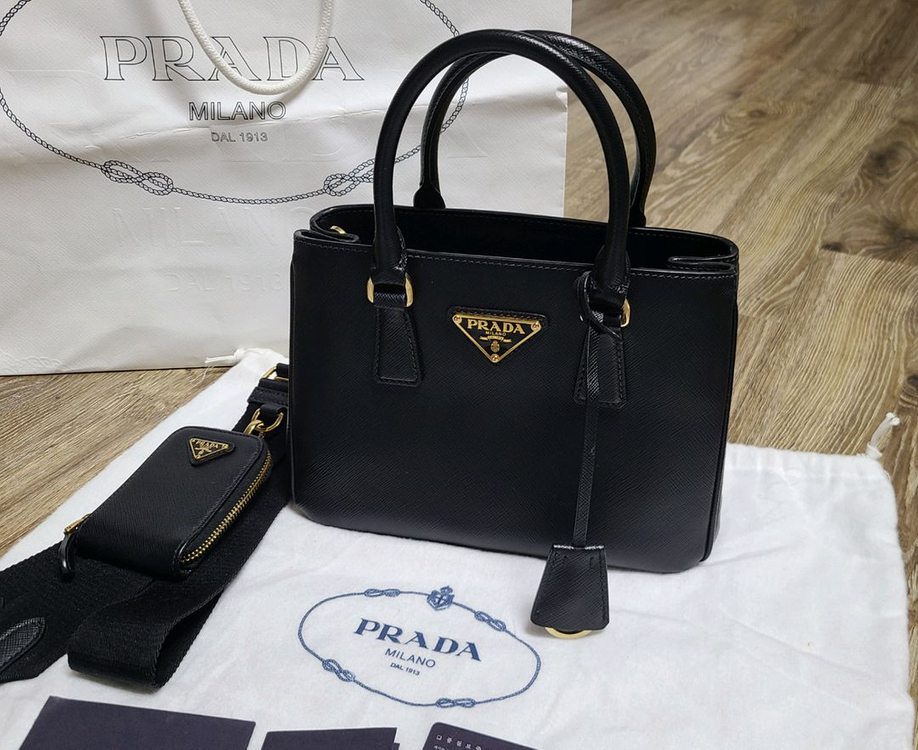 프라다 갤러리아 스몰크로스백숄더백사피아노럭스미니테수토호보버킷복조리 구찌루이비통발렌시아가디올셀린느샤넬가방생로랑에르메스 이미지