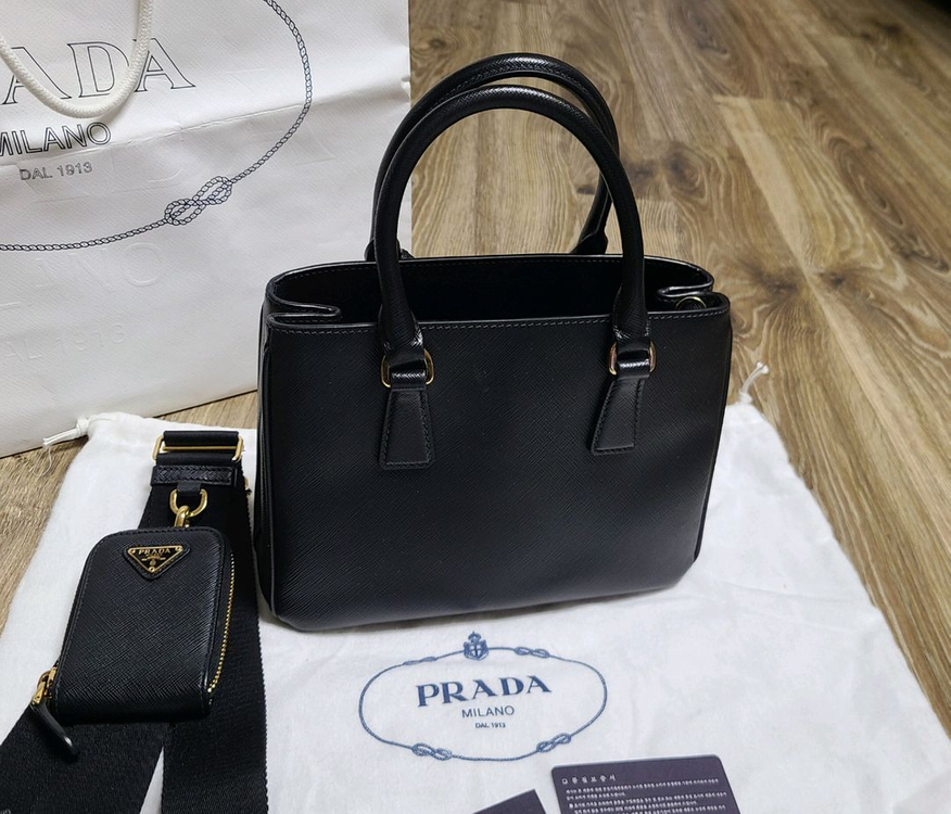 프라다 갤러리아 스몰크로스백숄더백사피아노럭스미니테수토호보버킷복조리 구찌루이비통발렌시아가디올셀린느샤넬가방생로랑에르메스 이미지
