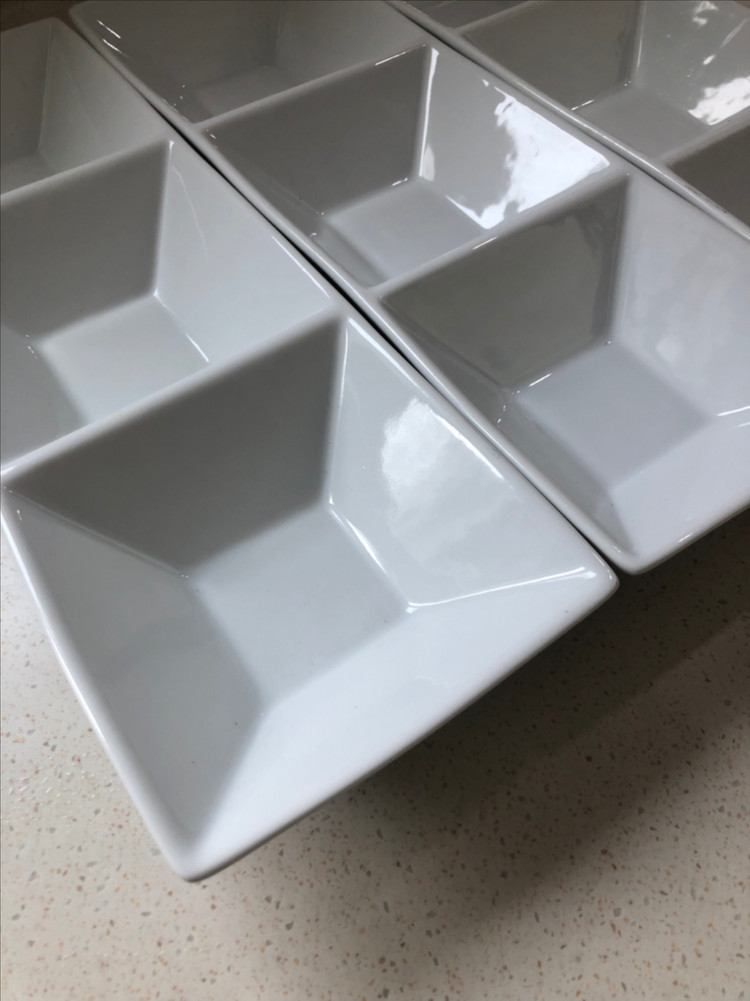 크레이트앤배럴 흰색 도자기 3구 나눔 접시--1