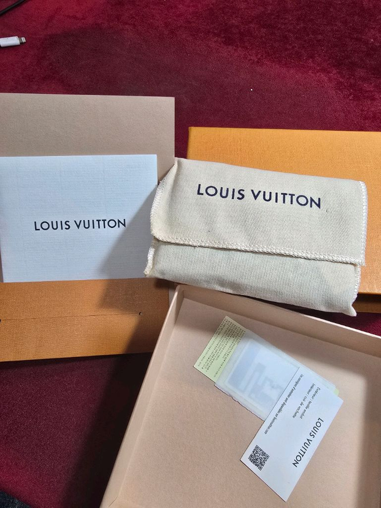 루이비통 카드지갑 한정판 이미지