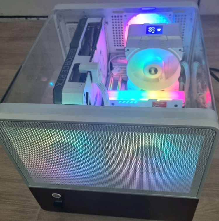 Ryzen 7 9700X RTX4060 화이트 게이밍PC (상세스펙확인요망) 이미지