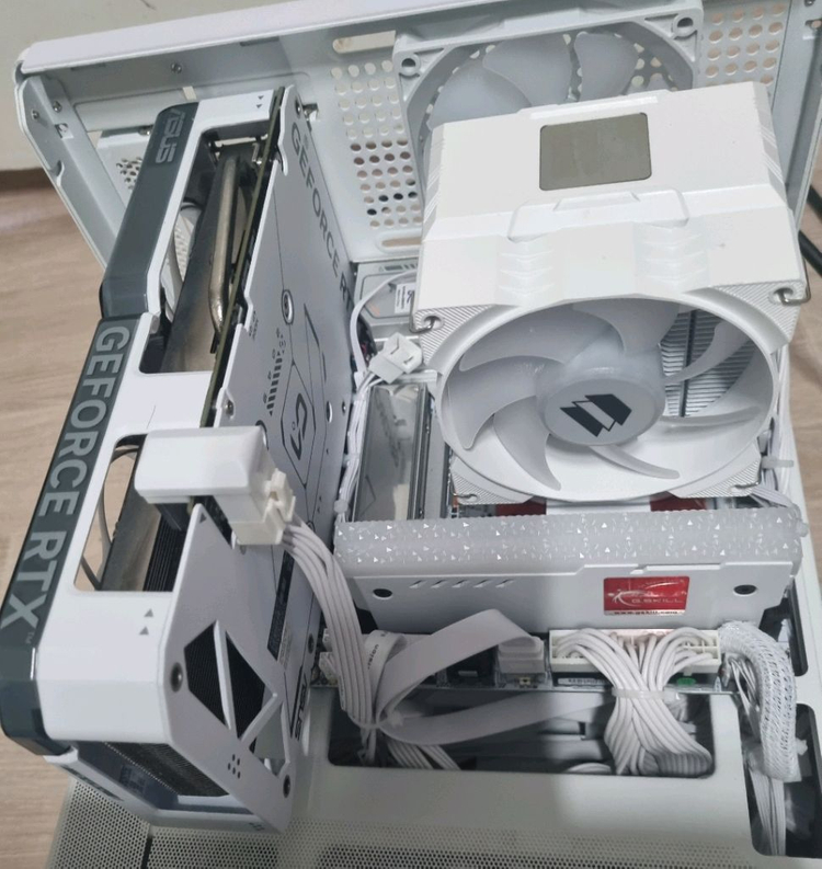 Ryzen 7 9700X RTX4060 화이트 게이밍PC (상세스펙확인요망) 이미지