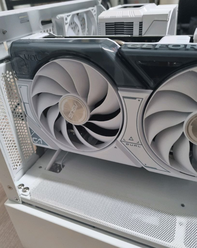 Ryzen 7 9700X RTX4060 화이트 게이밍PC (상세스펙확인요망) 이미지