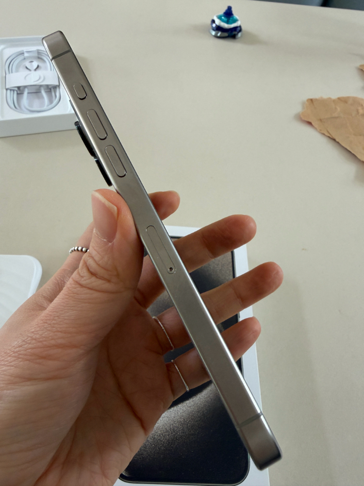 아이폰 15 프로 맥스 1테라 내츄럴 티타늄 이미지