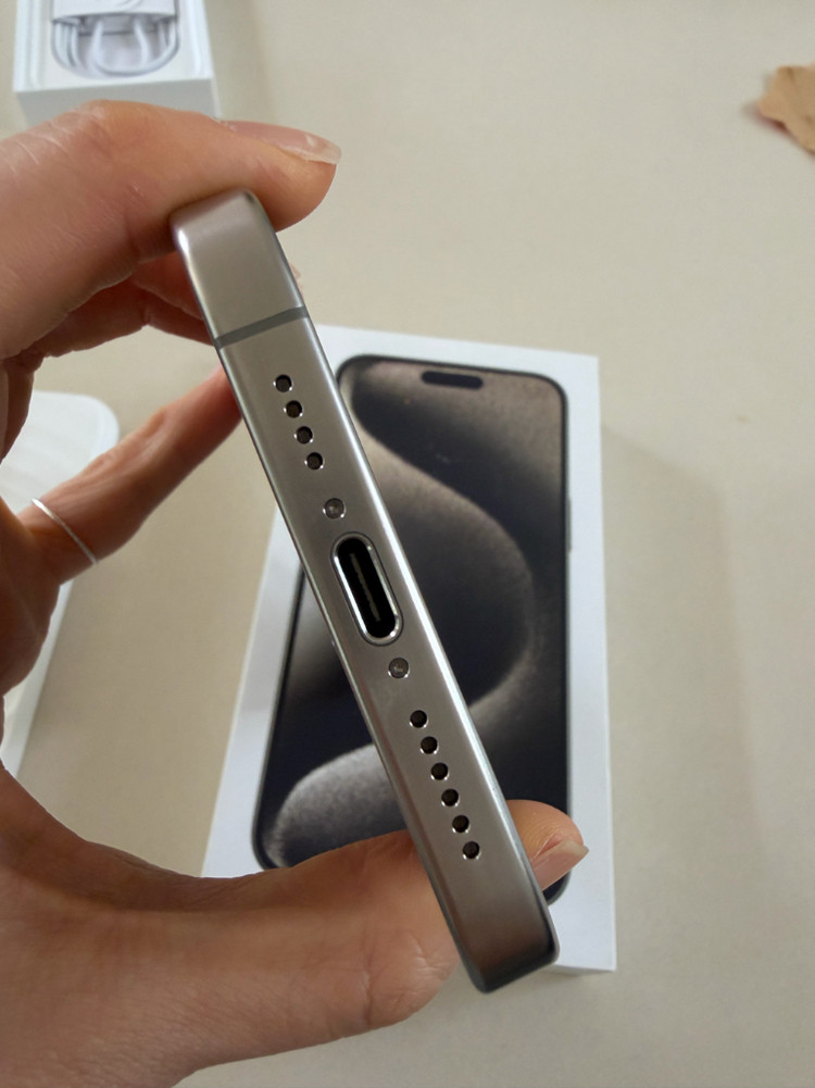 아이폰 15 프로 맥스 1테라 내츄럴 티타늄 이미지