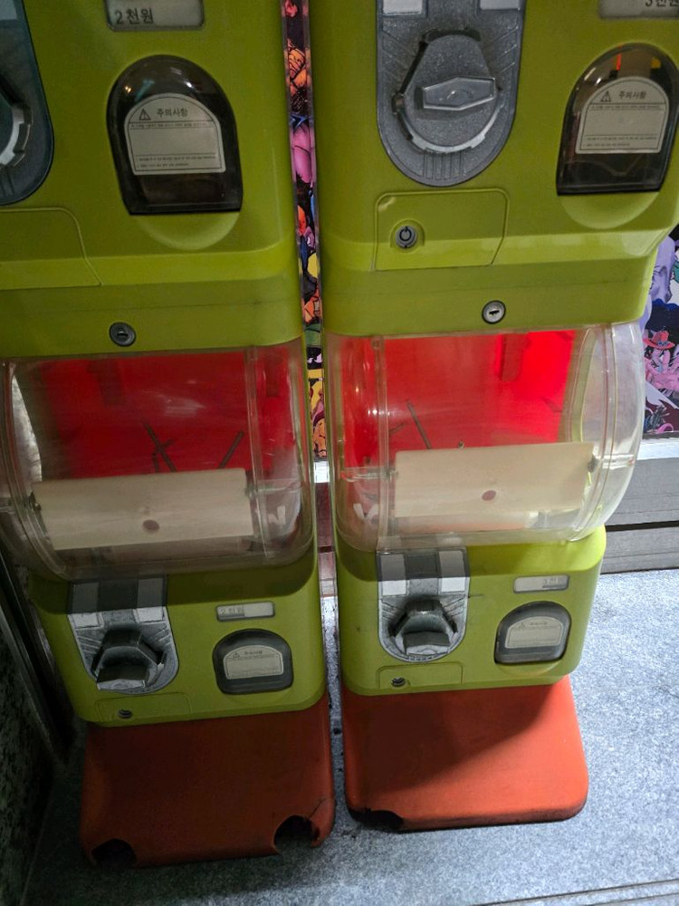 가챠 캡슐 뽑기 기계 이미지