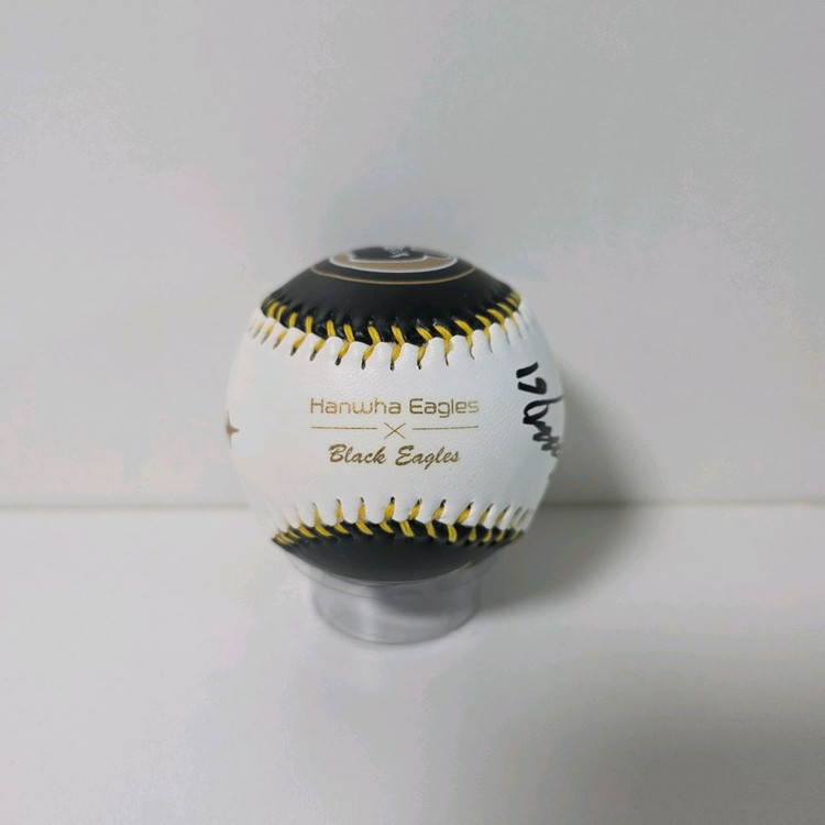 한화 정우주선수 친필싸인볼 판매 이미지