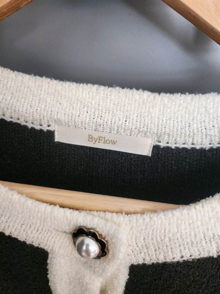 바이플로우 by flow 배색 가디건 제이핏 벨201 엔티크제이 진바니 레브시티 러브미우 드하우 탑드레싱 바이씨니 이미지