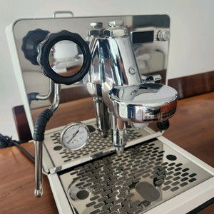 엘라치오 마누스S 화이트 판매.10회 사용