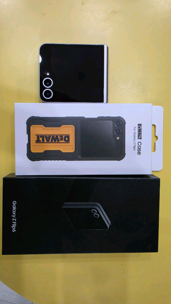 갤럭시 Z 플립6 512G 실버+ DeWalt 케이스(새제품). 자급제 이미지