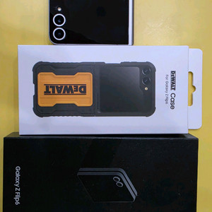 갤럭시 Z 플립6 512G 실버+ DeWalt 케이스(새제품). 자급제