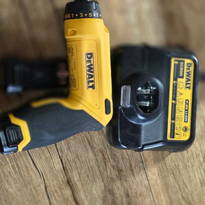 디월트 충전식 임팩트 드릴 세트