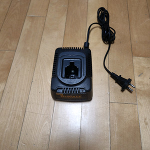 디월트 DE9116-KR 충전기