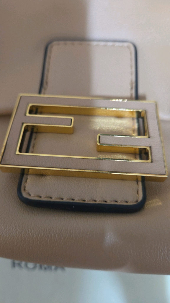 FF 로고 크로스백 이미지