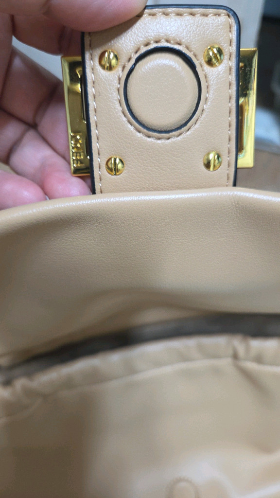 FF 로고 크로스백 이미지