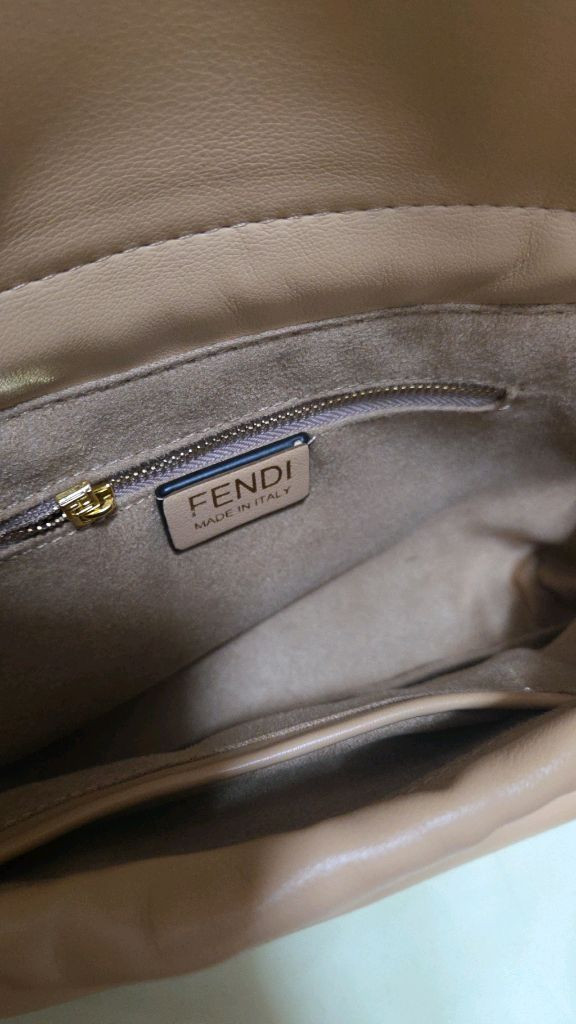 FF 로고 크로스백 이미지